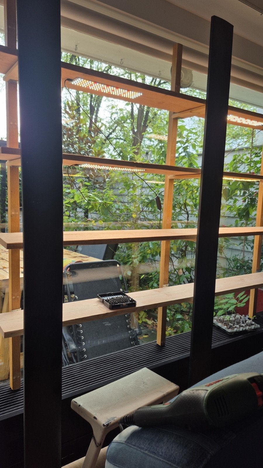 kweekstelling voor planten een plantenrek met groeilampen, Ophalen, Gebruikt