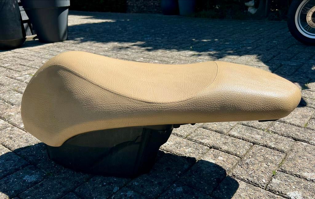 Peugeot Kisbee Zadel met Buddy Bak - Beige, Fietsen en Brommers, Brommeronderdelen | Scooters, Ophalen of Verzenden, Gebruikt