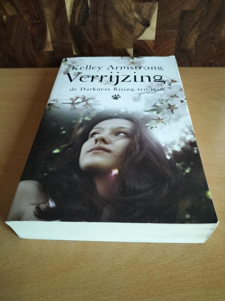 Kelly Armstrong - Verrijzing, Boeken, Gelezen, Kelly Armstrong, Ophalen of Verzenden, Fictie