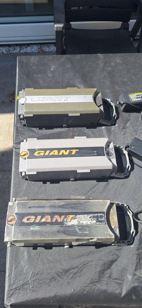 Te Koop 3 accu's giant twist 24v met laders, Ophalen of Verzenden, Gebruikt