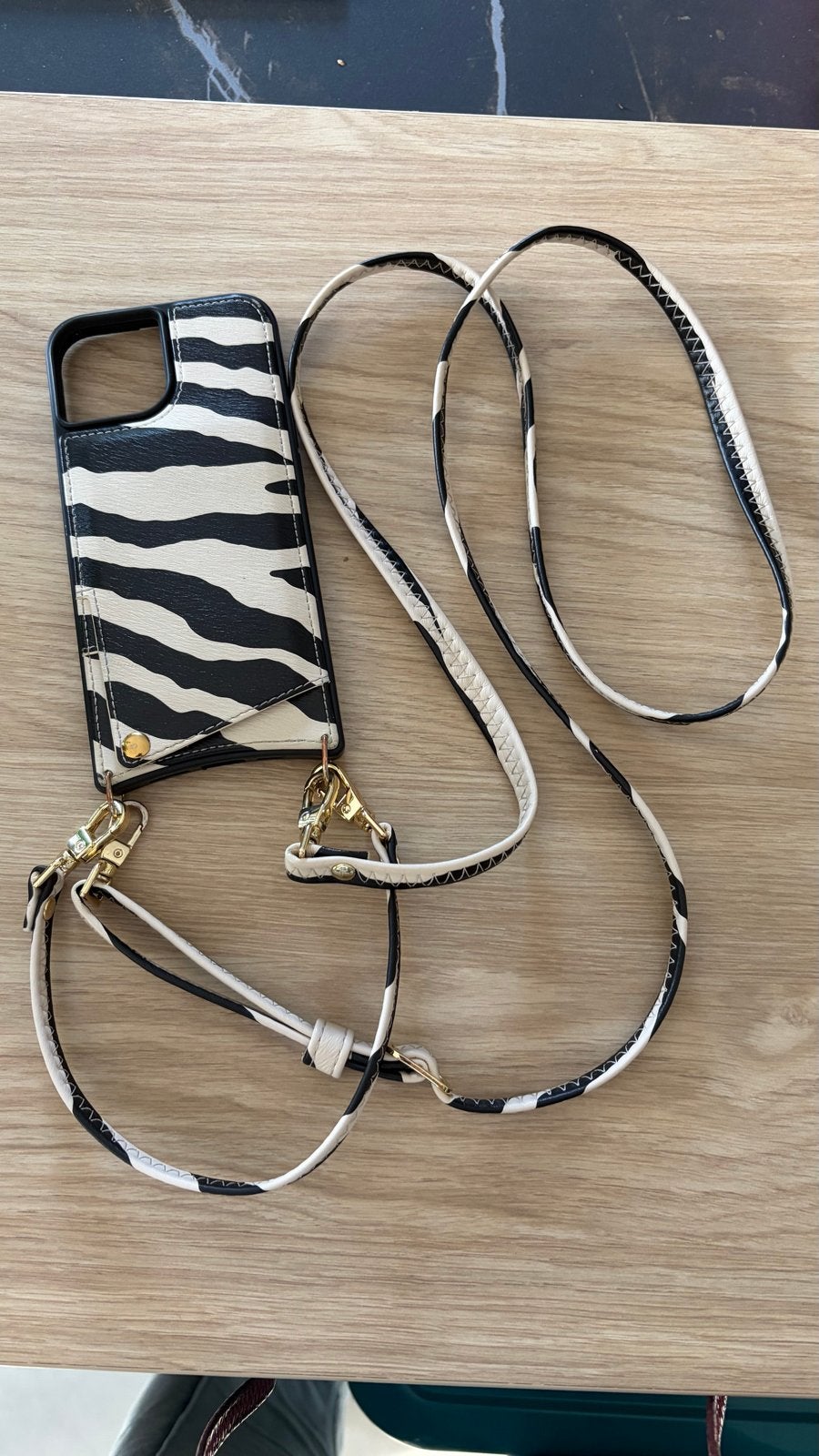 iPhone15 hoesje met zebraprint en koorden, Overige merken, Hoesje of Tasje, Ophalen of Verzenden, Kunstleer
