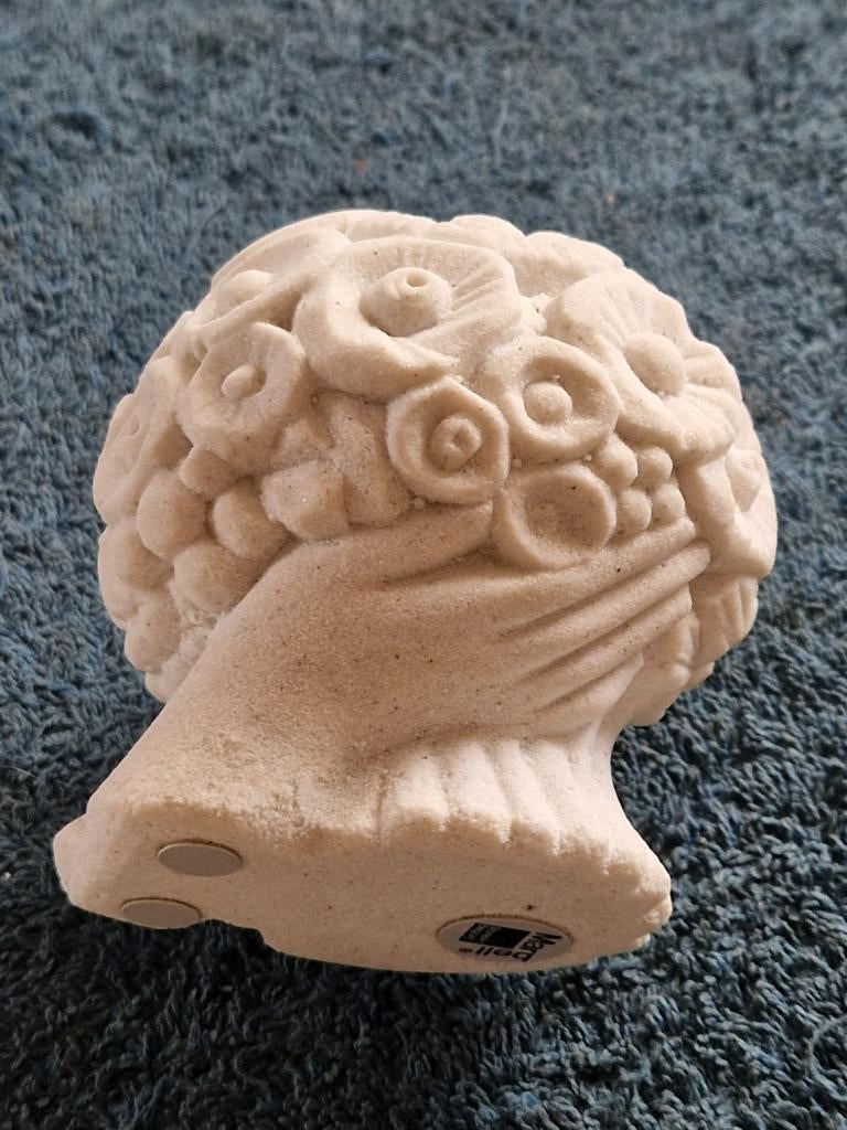 Vintage Beeldje"Handen met Bosje Bloemen"Marbell Stone Art., Ophalen of Verzenden, Zo goed als nieuw, Mens