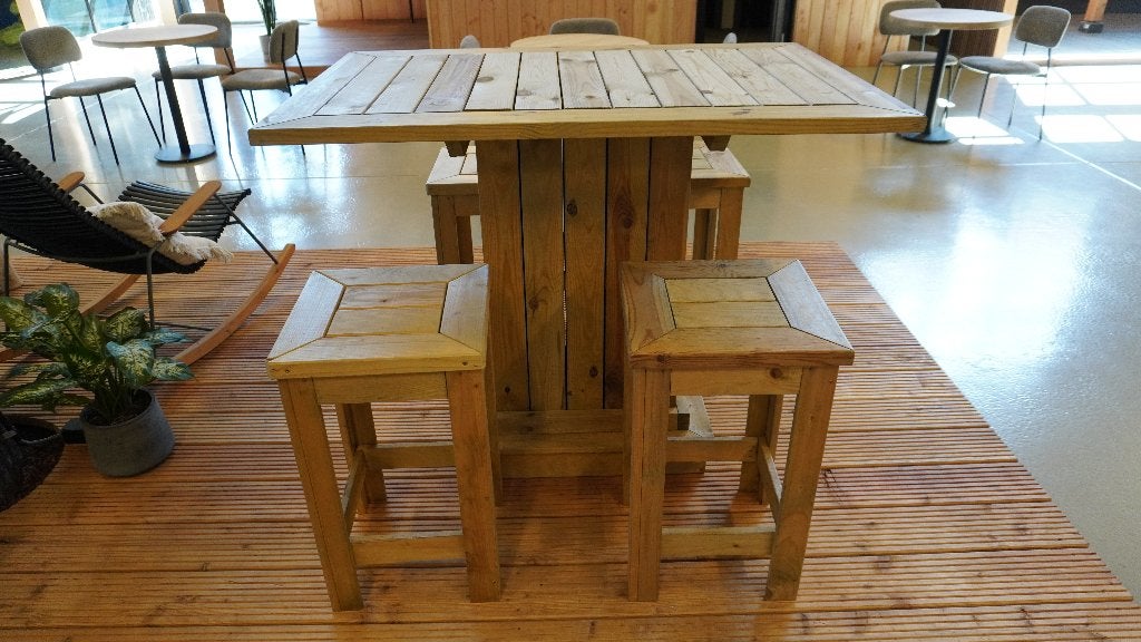 Houten bartafel met 4 houten krukken, Ophalen, Zo goed als nieuw, Inclusief barstoelen