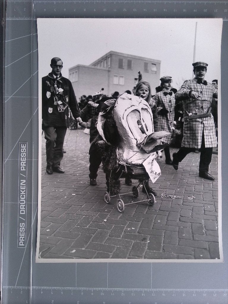 Carnaval optocht verkleedpartij (Persfoto), 1960 tot 1980, Gebruikt, Verzenden, Foto