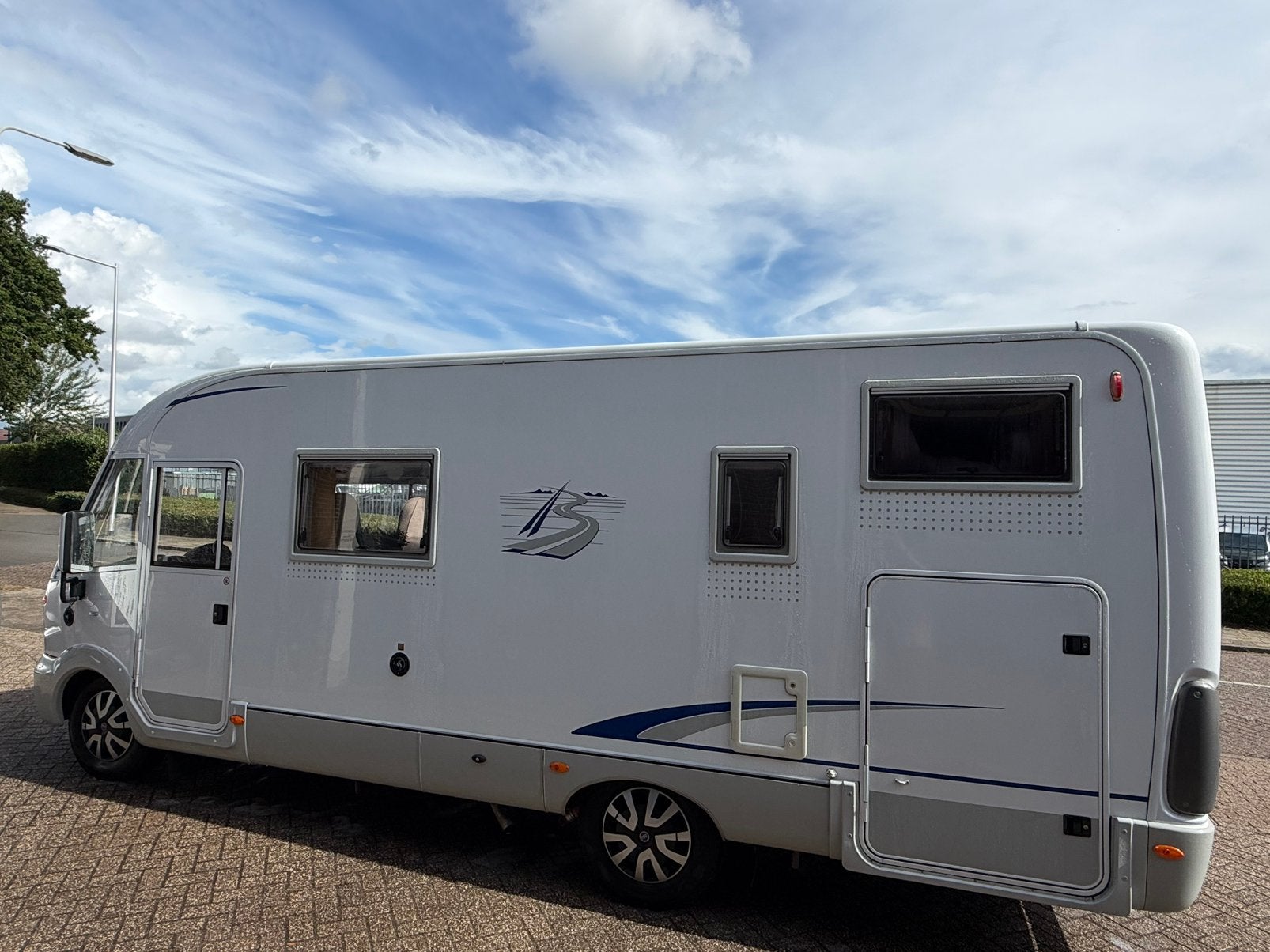 Foto 5 van Burstner i690 Elegance 2.8 JTD - levelsysteem - 66.500 km