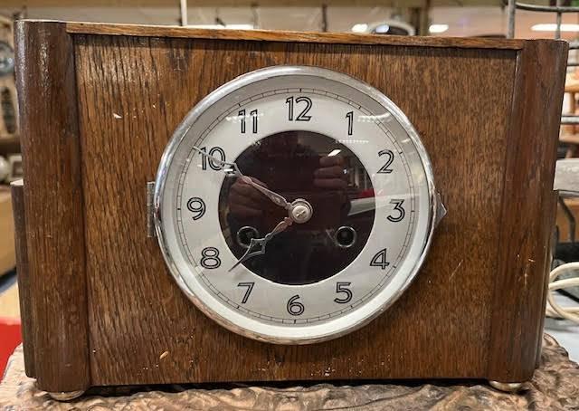 Art Deco mechanische tafelklok / schouwklok in houten kast, Ophalen