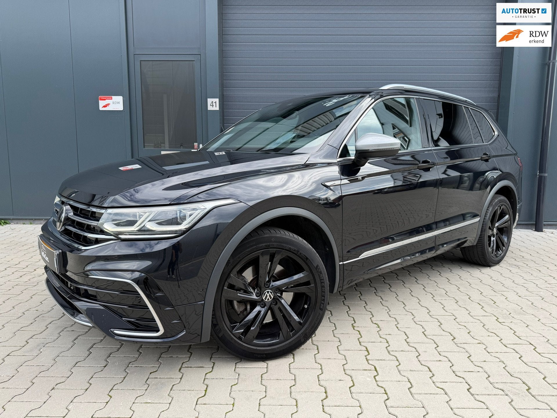 Volkswagen Tiguan Allspace 1.5 TSI R-Line 4Motion 7p. PANO I, Auto's, Automaat, Dealer onderhouden, Gebruikt, 1984 cc