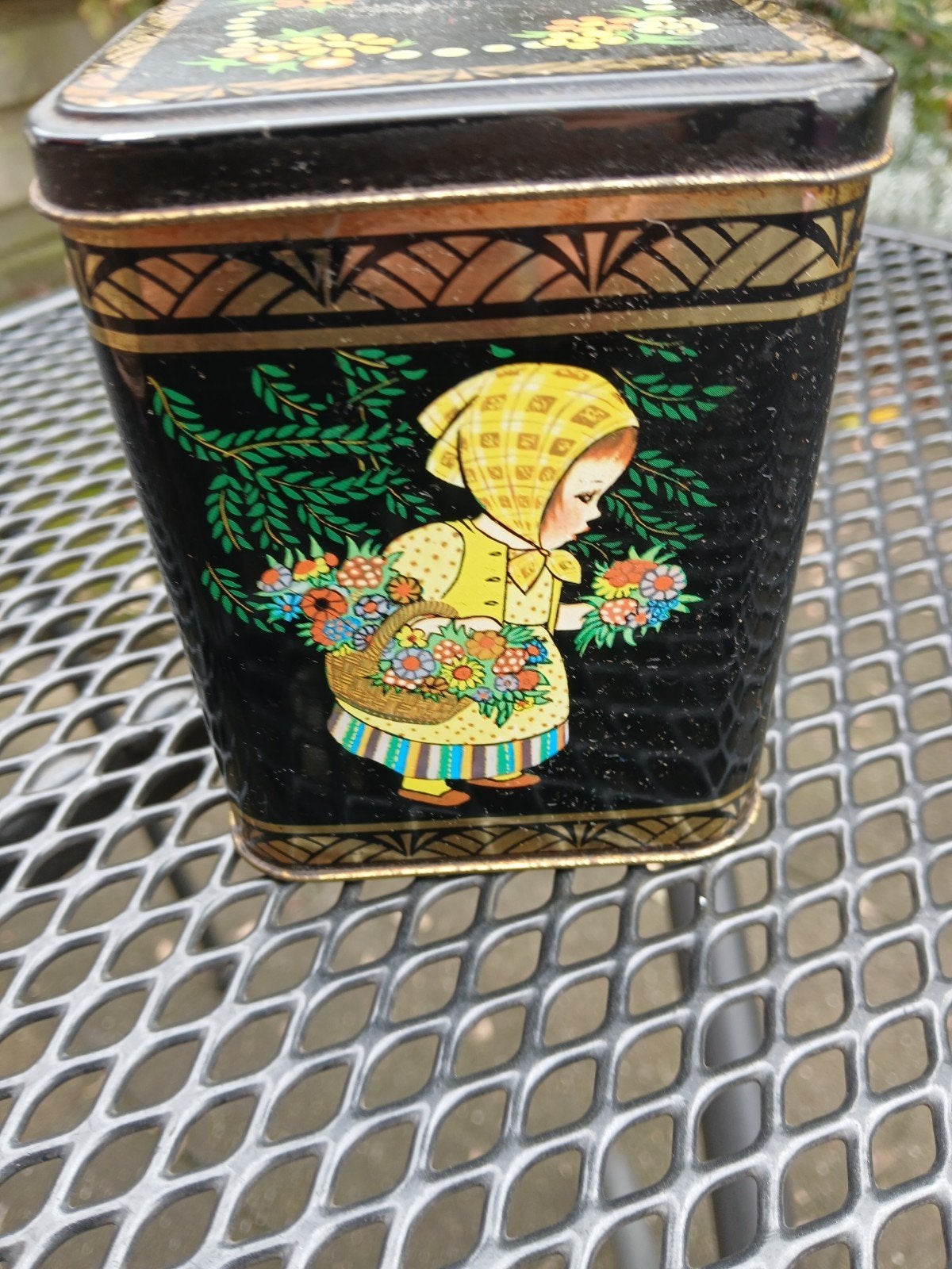 Vintage blikken trommel met kinderfiguren en bloemen, Ophalen of Verzenden, Gebruikt, Overige