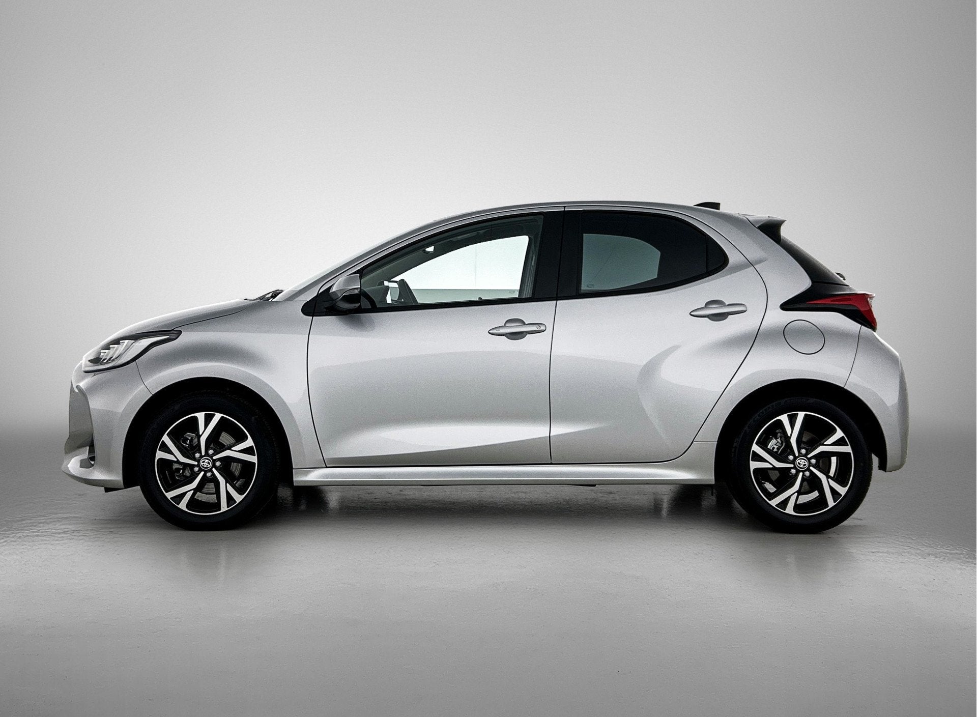 Toyota Yaris 1.5 Hybrid 115 Dynamic | BTW voertuig | Navigat, Gebruikt, Hybride Elektrisch/Benzine, 3 cilinders, Yaris