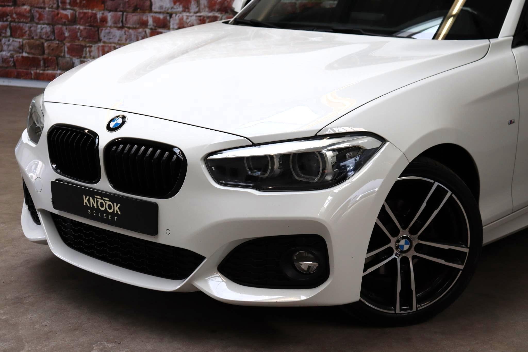 BMW 1-serie 118i Executive M Sport Pakket Automaat 5 deurs /, Auto's, Dealer onderhouden, Gebruikt, Alcantara, Wit
