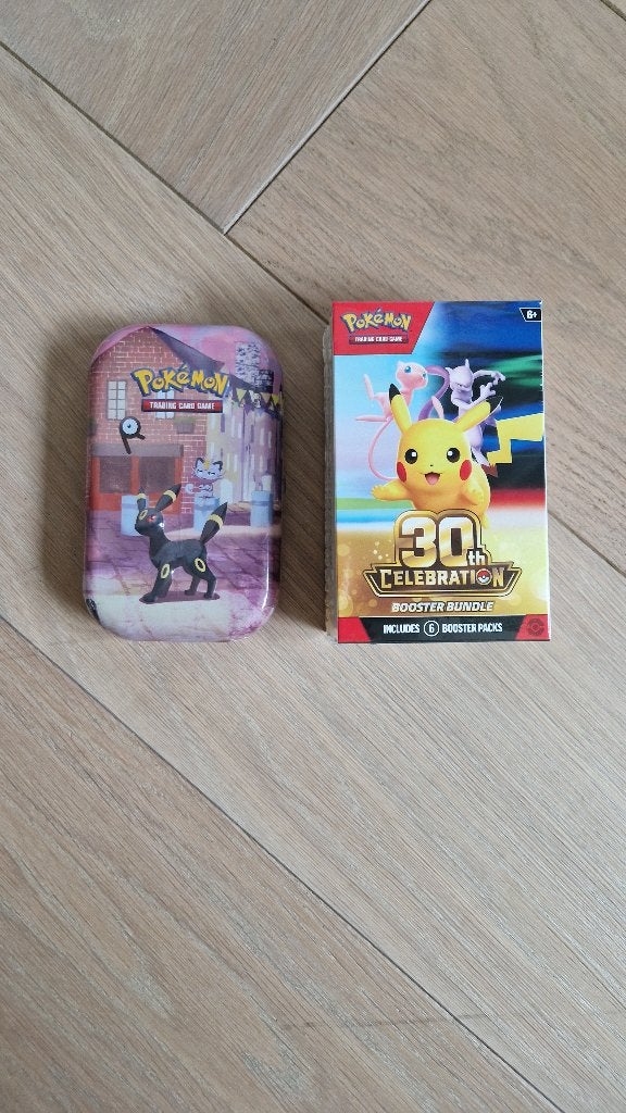 Pokemon 30 celebration bundle en tin, Ophalen of Verzenden, Nieuw, Booster, Foil