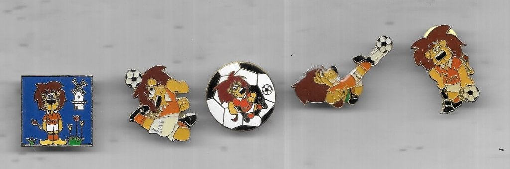 VOETBAL PINS VERSCHILLENDE UIT 1 SERIE, Ophalen of Verzenden, Zo goed als nieuw, Sport, Speldje of Pin