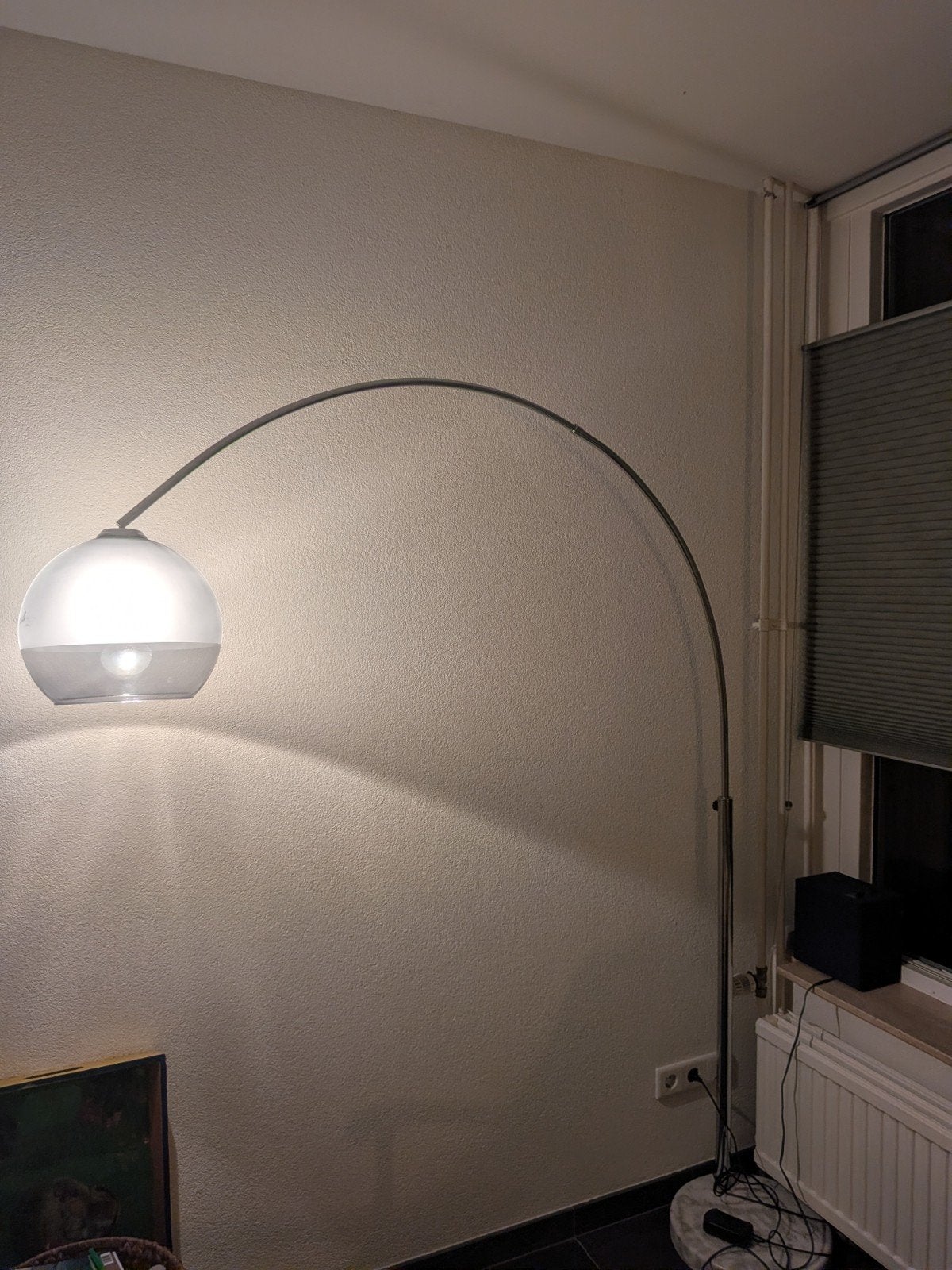 Moderne booglamp met marmeren voet en glazen kap, Huis en Inrichting, Gebruikt, Glas, Modern, 150 tot 200 cm