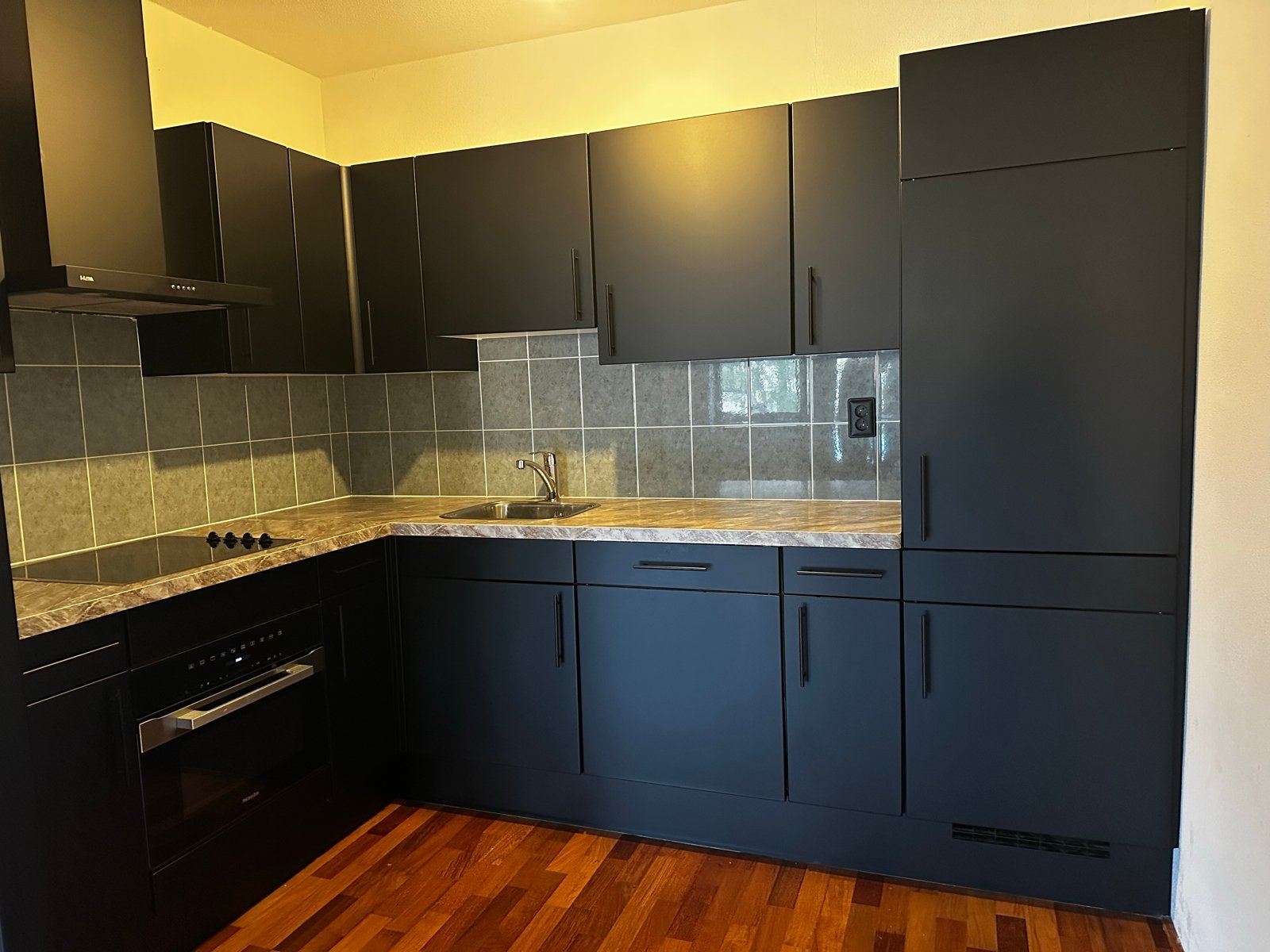 Moderne Hoekkeuken met Apparatuur - Zo goed als nieuw, Overige materialen, Zwart, Hoekkeuken, Ophalen of Verzenden