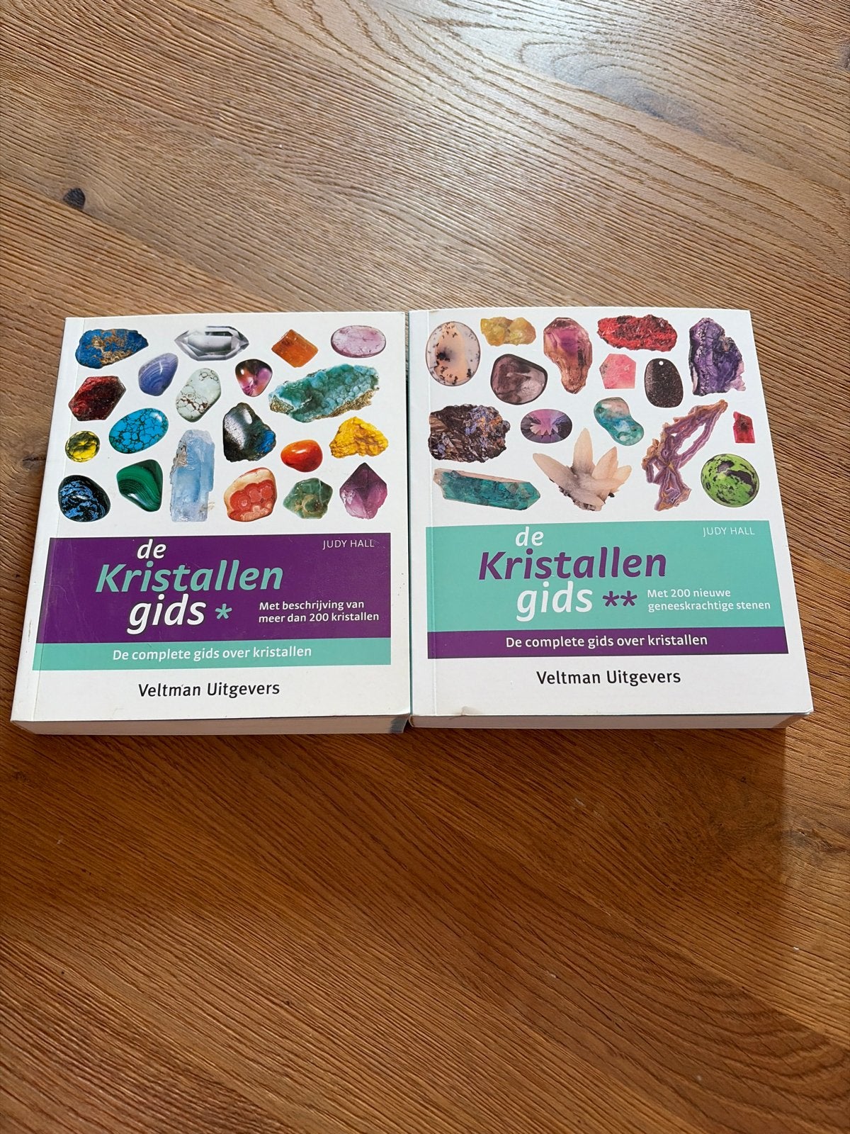 De Kristallen Gids 1 en 2 - Judy Hall (set van 2), Achtergrond en Informatie, Spiritualiteit algemeen, Ophalen of Verzenden, Zo goed als nieuw