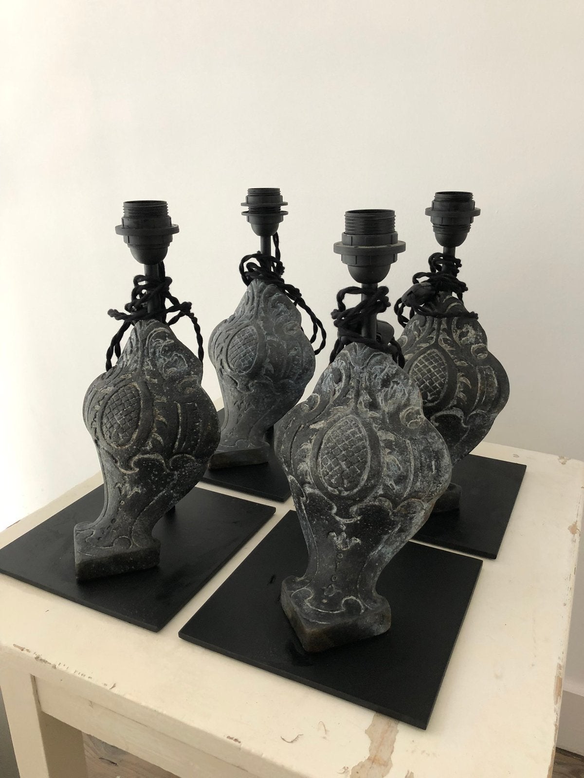 ANTIEKE LAMP GIETIJZER OP SOKKEL 4 STUKS NUEUWE ELECTRO, Zwart, Ophalen of Verzenden, Zo goed als nieuw