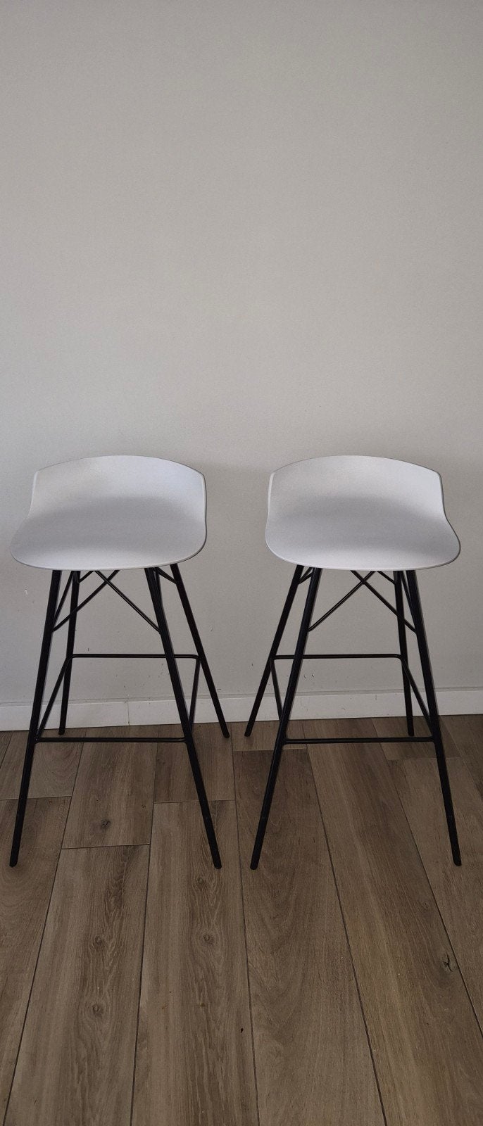 Set van 2 moderne barkrukken - wit met zwart onderstel, Met voetsteun, Ophalen of Verzenden, Zo goed als nieuw, 90 cm of meer