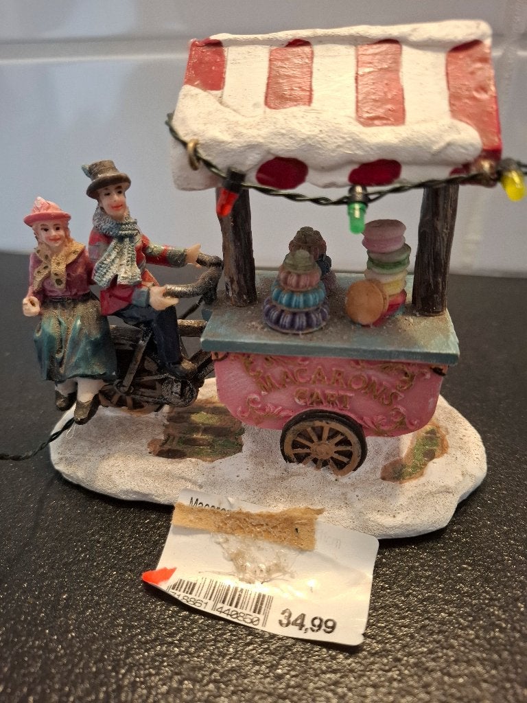 Luville - Macarons stall 1045997 20218 Kerstdorp, Ophalen of Verzenden, Zo goed als nieuw