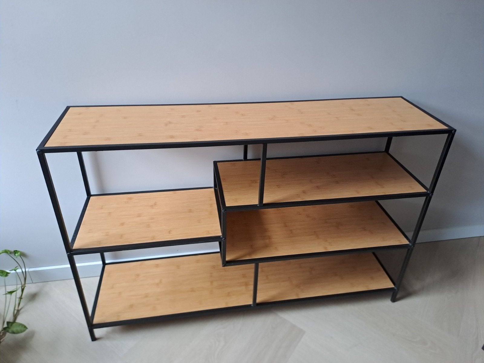 Modern bamboe en metalen dressoir/boekenkast, Ophalen, Zo goed als nieuw