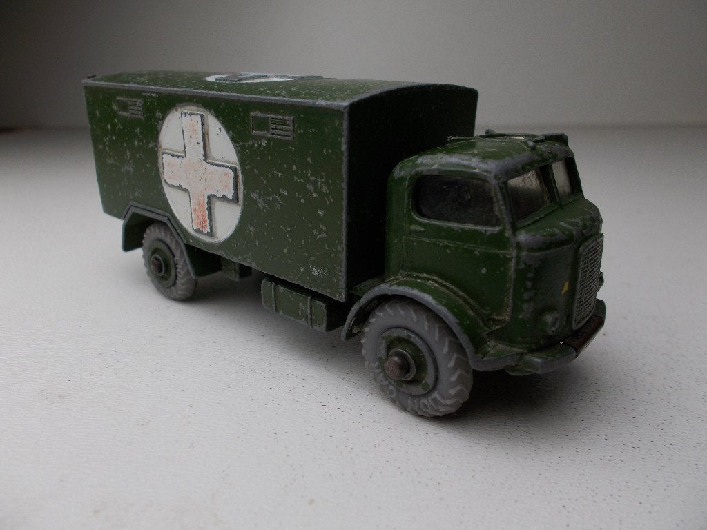 1956 Dinky Toys 626 MILITARY AMBULANCE (Opknapper) -H-.