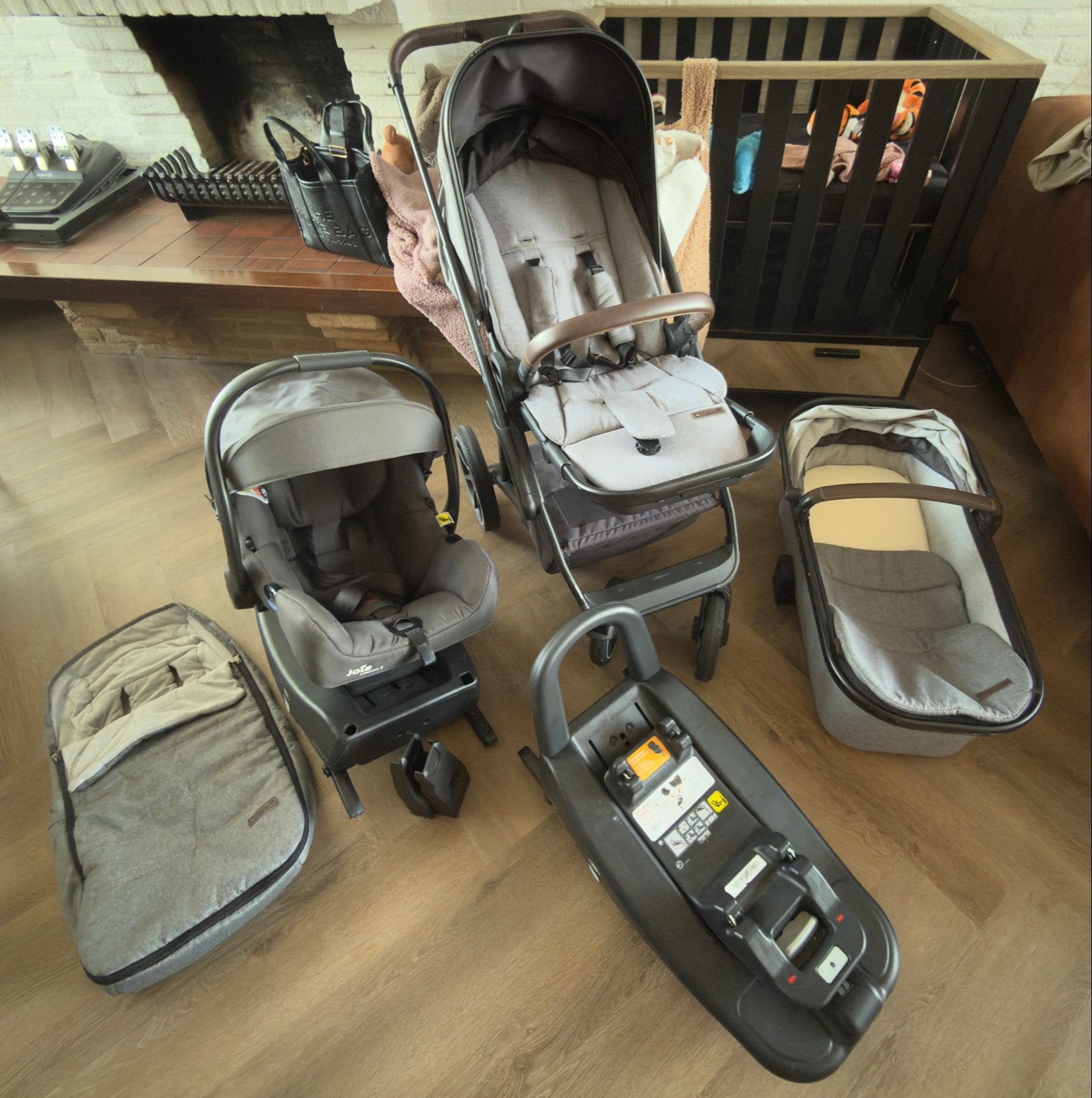 Joie 3-in-1 Kinderwagen Set met 2 Isofix Bases, Kinderen en Baby's, Kinderwagens en Combinaties, Gebruikt, Combiwagen, Met autostoeltje