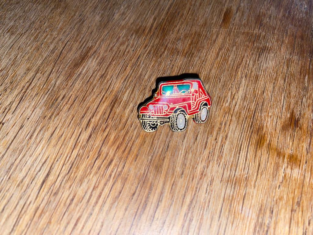 Pin's Jeep (Wrangler) silhouet roodgroen '90s ZG staat, Verzenden, Gebruikt, Merk, Speldje of Pin