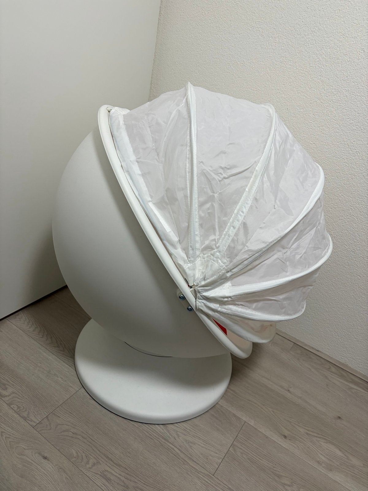 Ikea LOMSK Draaistoel - Wit met Rood Kussen, Ophalen, Kunststof, Wit, Zo goed als nieuw