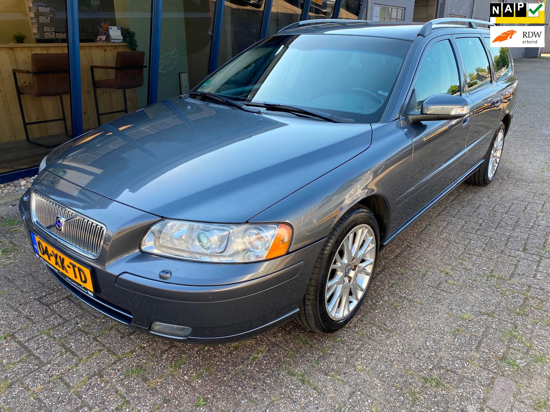 Volvo V70 2.4 Edition Sport Automaat LEER / NAVI / TREKHAAK, Auto's, Volvo, 1498 kg, 2435 cc, Grijs, Euro 4