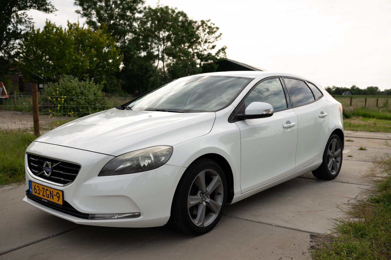 Volvo V40 1.6 T3 150PK 2012 Wit, Voorwielaandrijving, 1596 cc, Stof, Zwart