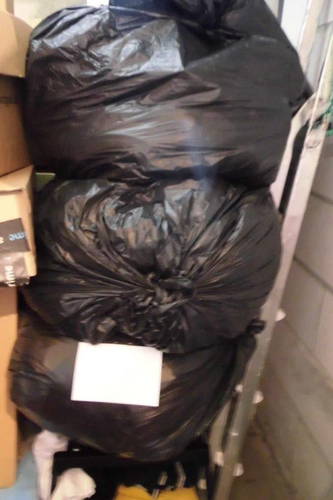 zakken met kleding, Ophalen, Zo goed als nieuw