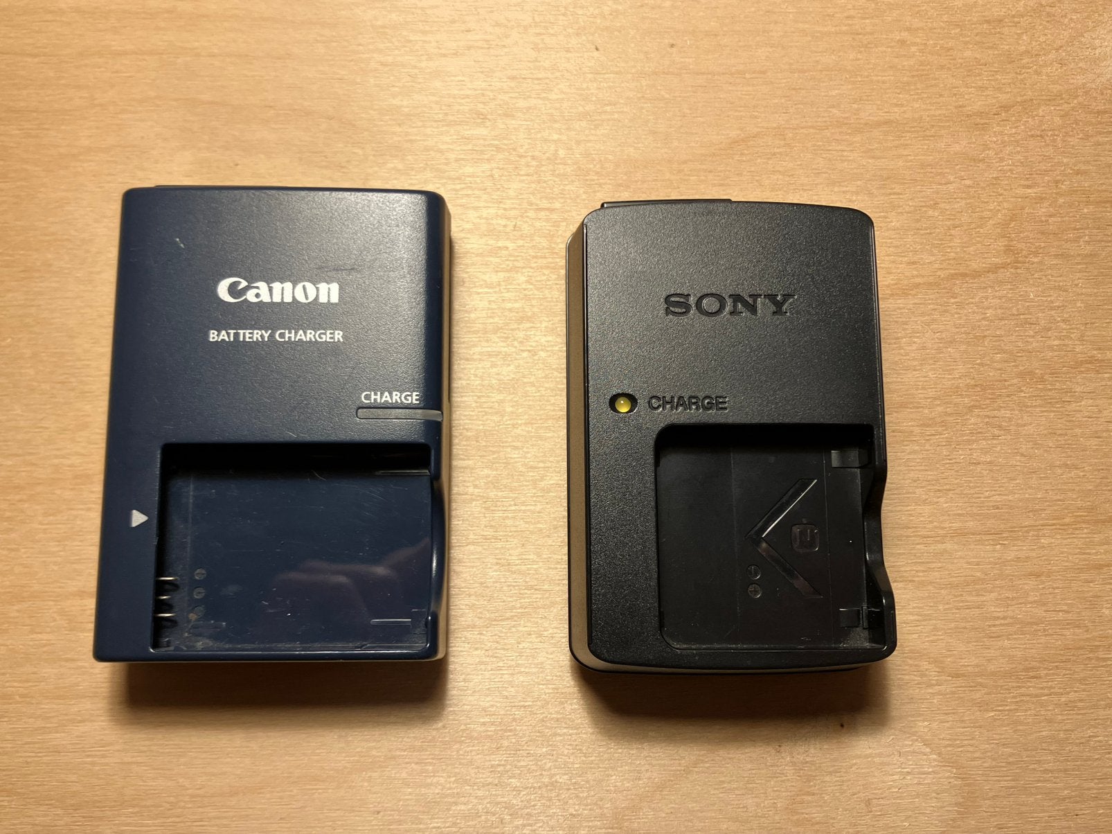 Acculader Canon CB-2LXE + SONY BC-CSN lader voor accu camera, Audio, Tv en Foto, Gebruikt, Canon, Acculader, Opladen via netstroom