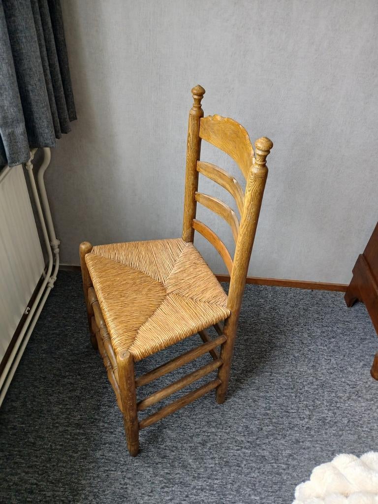 Rustieke houten stoel met biezen zitting, Antiek en Kunst, Antiek | Meubels | Stoelen en Banken, Ophalen of Verzenden