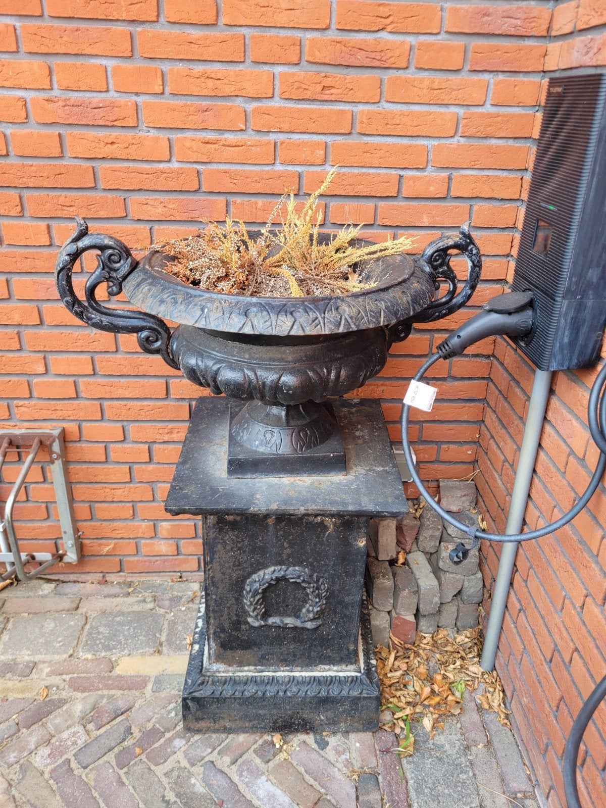 Antieke gietijzeren plantenbak met sokkel, Tuin en Terras, Ophalen, Gebruikt, Rond, Metaal