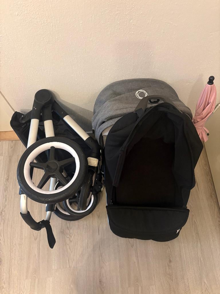 Bugaboo kinderwagen tot 22kg + parasol y regenhoes - €205, Bugaboo, Ophalen, Kinderwagen, Verstelbare duwstang