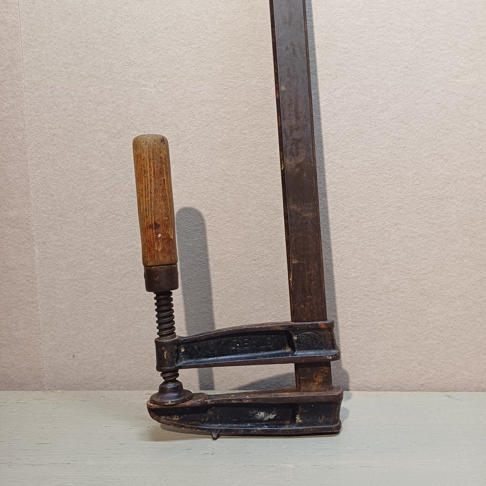 VINTAGE CROSS STABIL LIJMKLEM MET HOUTEN HANDVAT, Ophalen