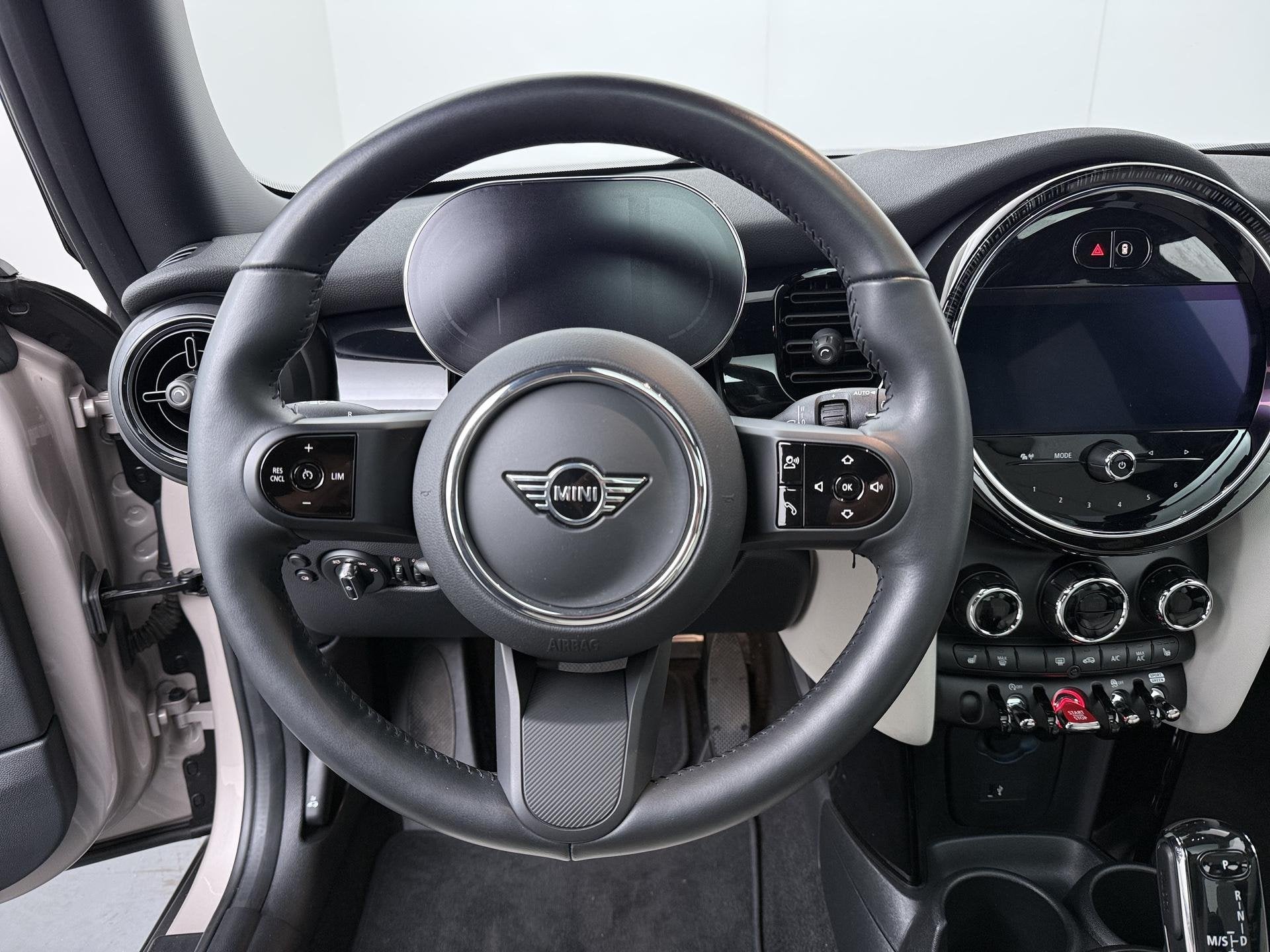 MINI 3-Deurs Cooper Camden Edition Stoel en stuurverwarming, Auto's, 136 pk, Gebruikt, Euro 6, Met garantie (alle)