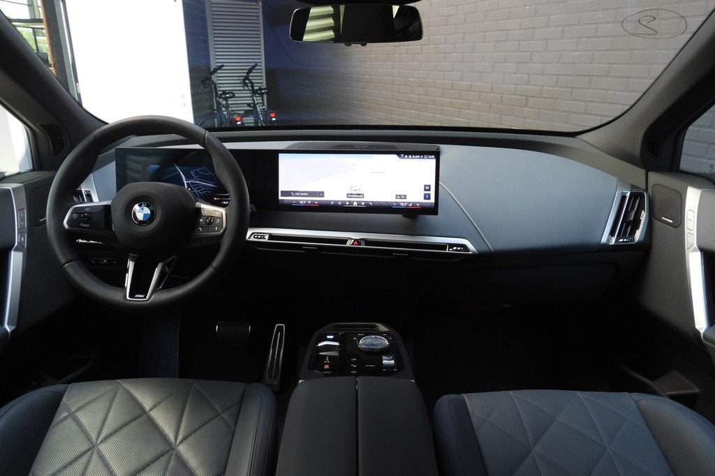 BMW iX xDrive60 M Sport / Panoramadak Sky Lounge / Comfort A, Auto's, BMW, Sound system, Gebruikt, Met garantie (alle), Vierwielaandrijving