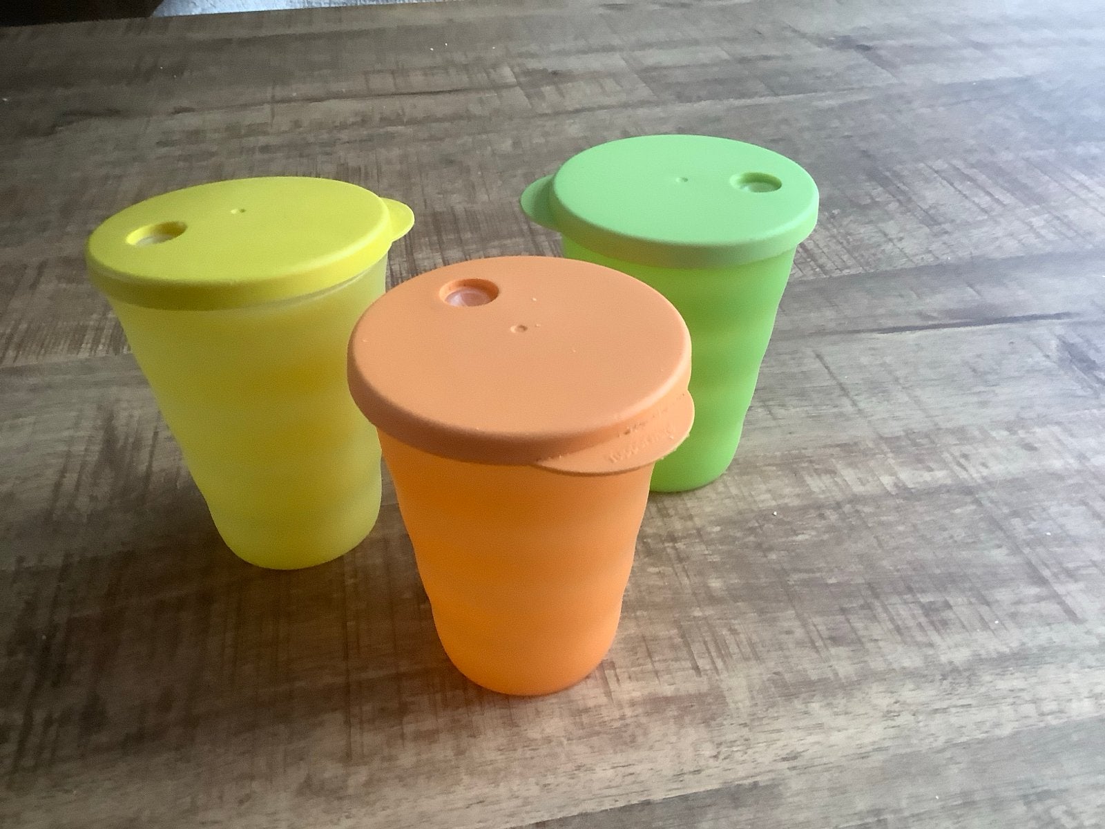 Tupperware drinkbekers met deksel - set van 3, Huis en Inrichting, Keuken | Tupperware, Gebruikt, Geel, Beker of Kan, Ophalen of Verzenden
