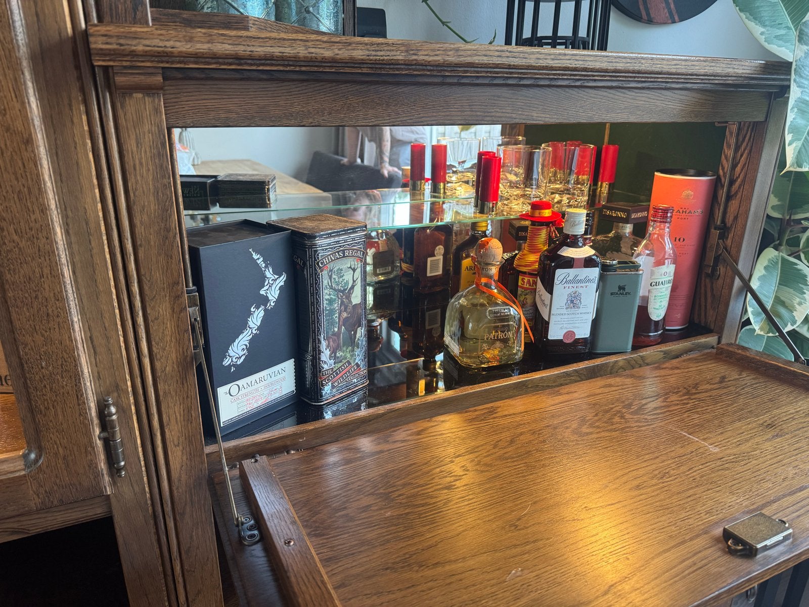 Grote eikenhouten wandkast met verlichting en bar, Ophalen, Gebruikt