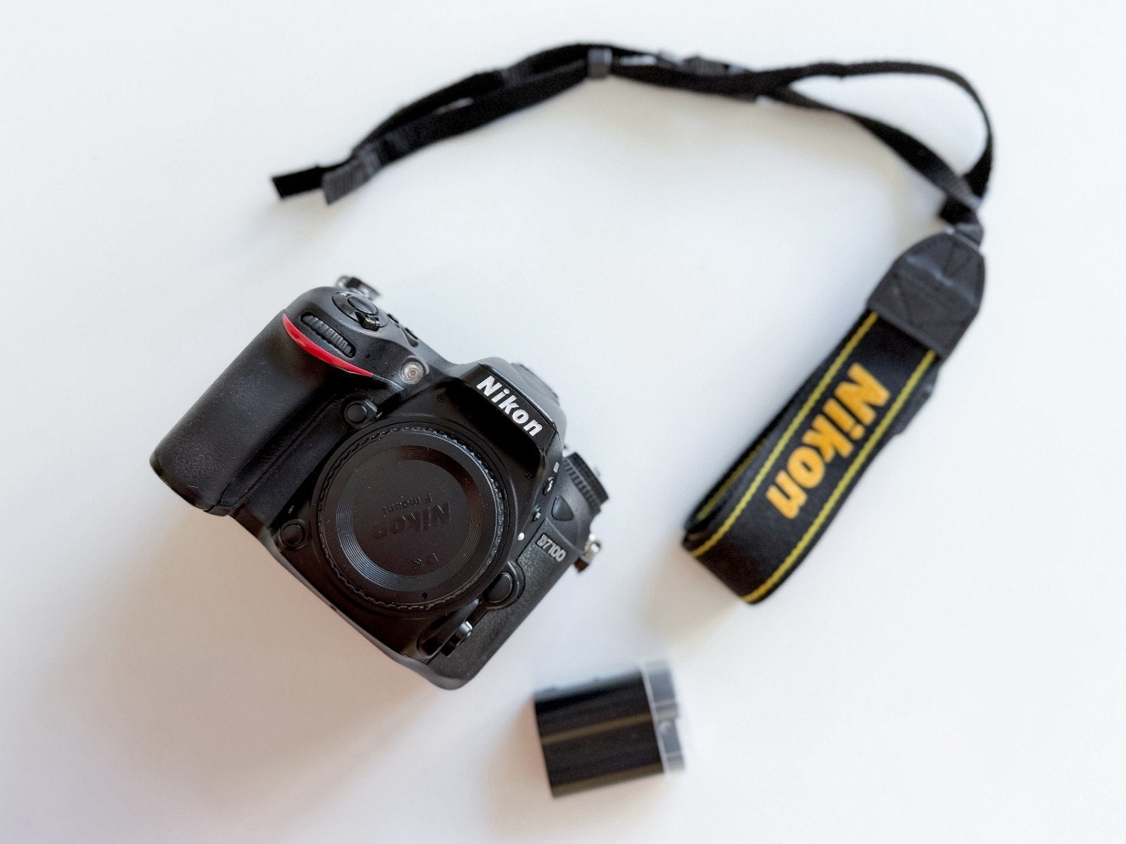 Nikon D7100 spiegelreflexcamera met accu en draagriem., Gebruikt, Spiegelreflex, Accu, Nikon