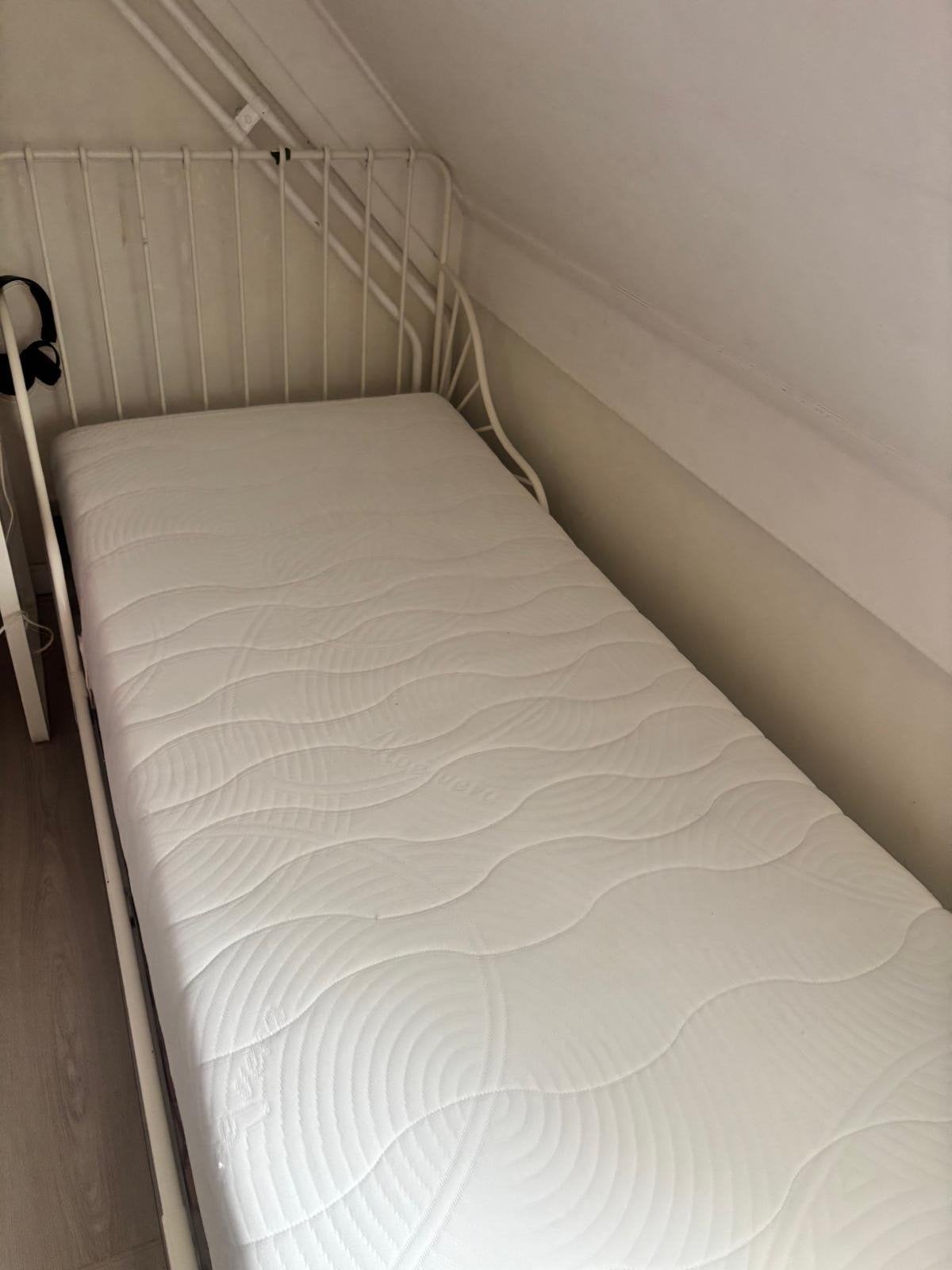 Eenpersoons metalen bedframe met matras, Ophalen, Gebruikt, 90 cm, Eenpersoons