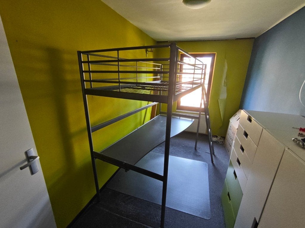 IKEA hoogslaper - metalen bed met bureau - moet snel weg!, Huis en Inrichting, Slaapkamer | Stapelbedden en Hoogslapers, Ophalen