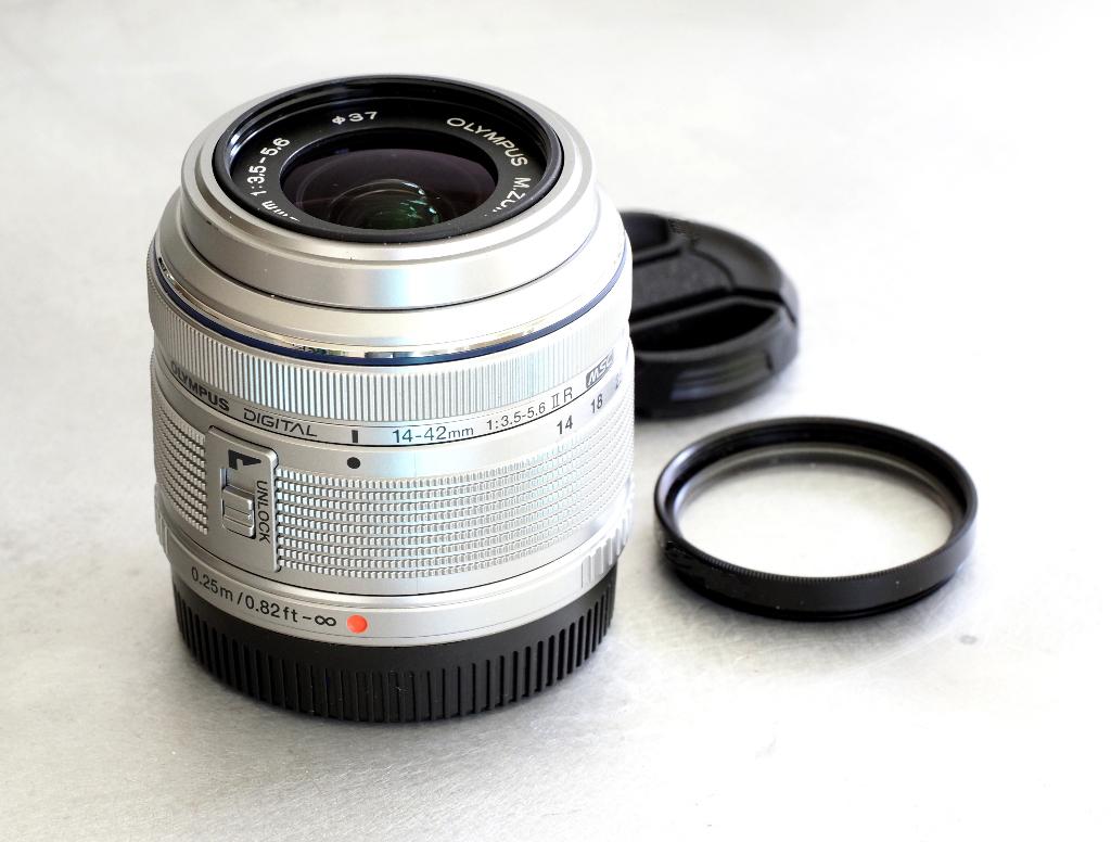 Olympus M.Zuiko Digital 14-42mm F/3.5-5.6 II R, nieuwstaat, Ophalen of Verzenden, Zo goed als nieuw, Standaardlens, Zoom