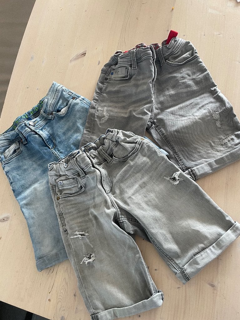 3 korte jeans, 2 grijze en 1 blauwe, Kinderen en Baby's, Kinderkleding | Maat 146, Broek, Ophalen of Verzenden, Zo goed als nieuw