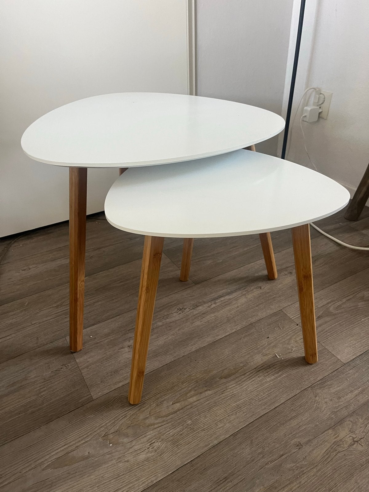 Set van 2 witte bijzettafels met houten poten