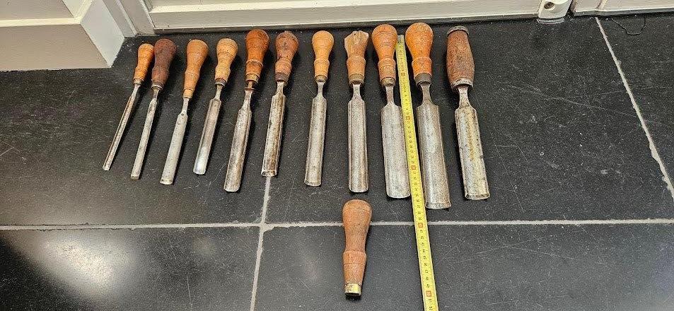 23 gutsen en beitels met palmhouten hecht, Ophalen of Verzenden