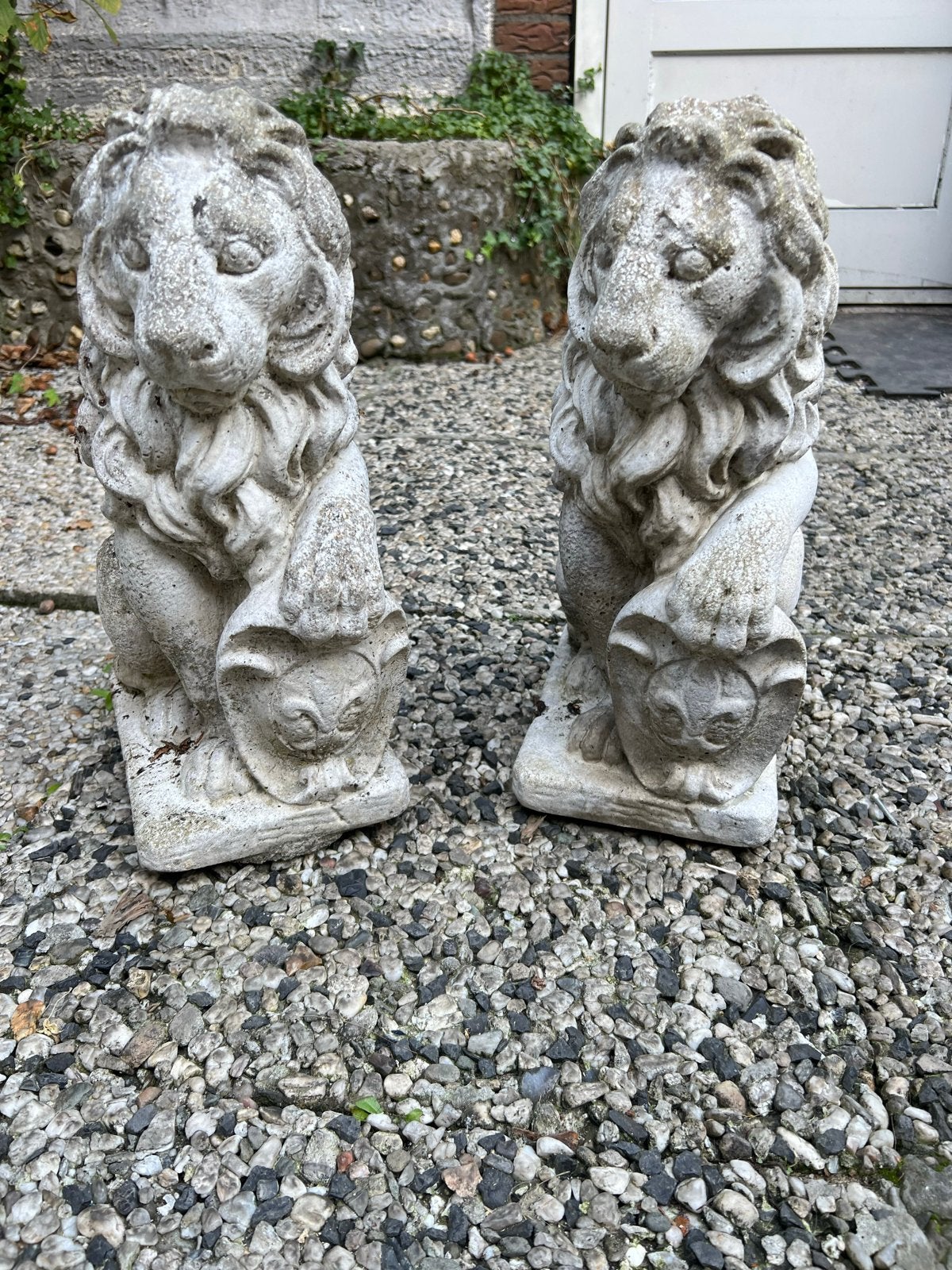 Set van 2 stenen leeuwenbeelden, 40 cm hoog, Tuin en Terras, Ophalen, Gebruikt, Steen, Dierenbeeld