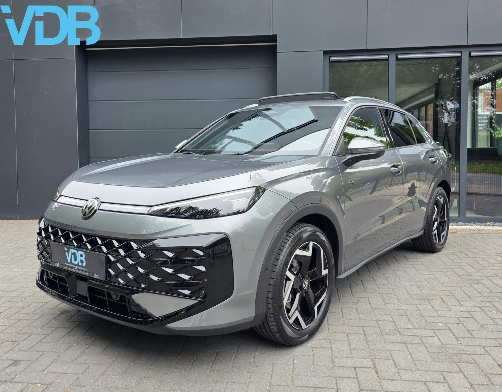 Volkswagen T-Roc 1.5 eTsi R-Line NIEUW PANO SFEER WOLFGREY, 1374 kg, 1498 cc, Zwart, 4 cilinders