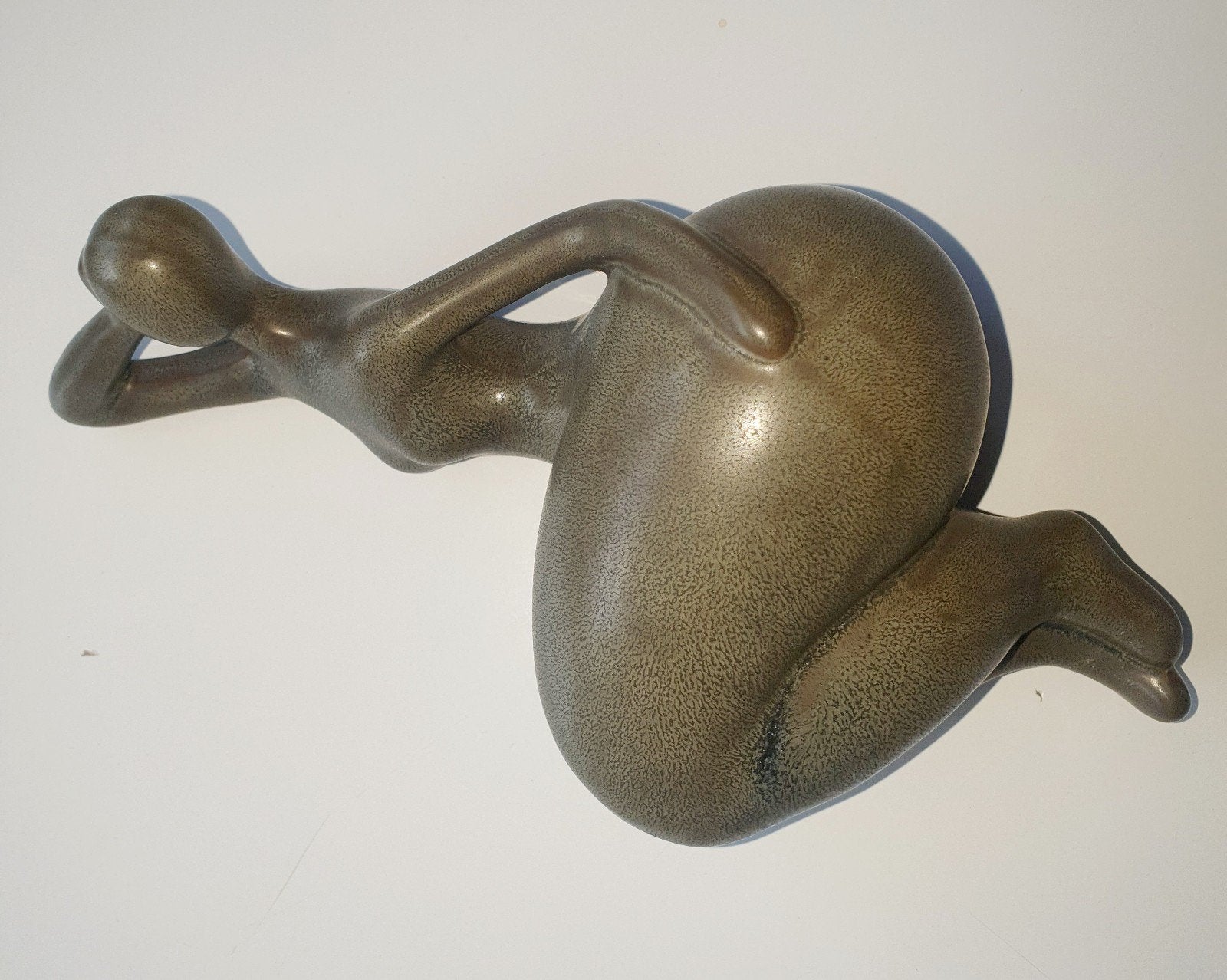 Keramiek sculptuur liggende vrouw, Ophalen