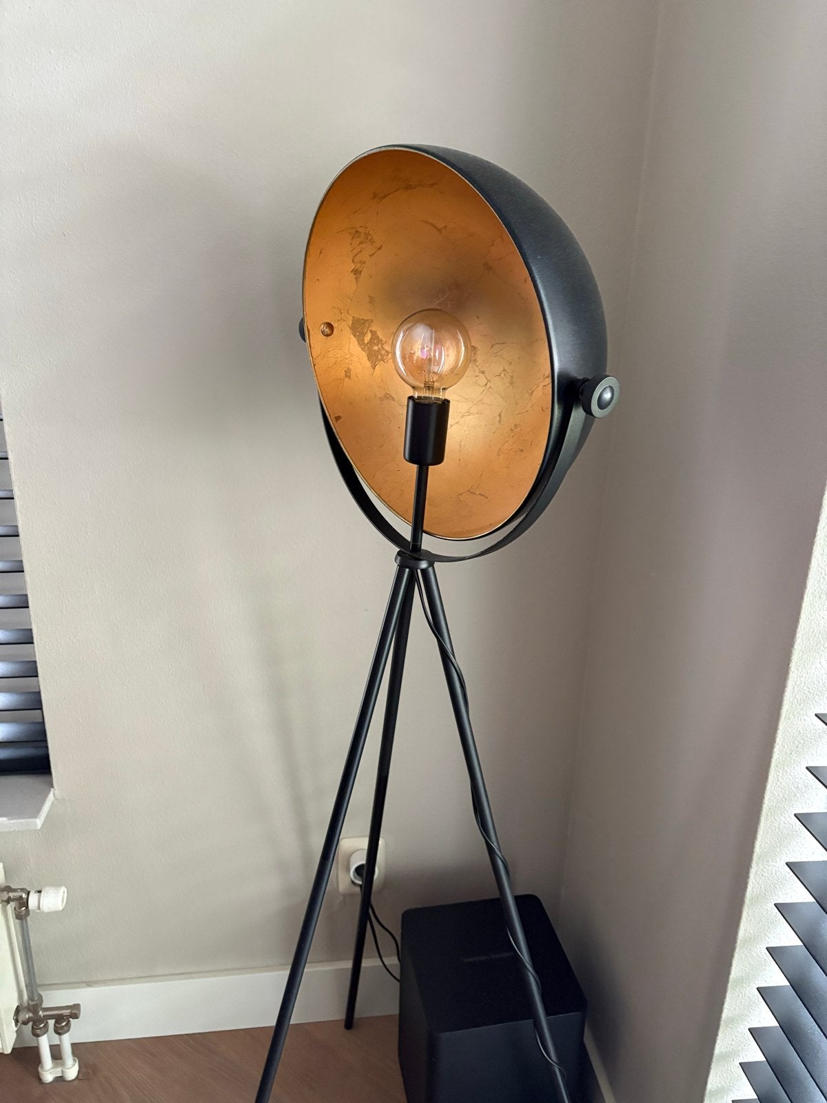 Industriële vloerlamp met gouden binnenkant, driepoot design, Ophalen, E27 (groot), Zo goed als nieuw, Metaal